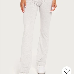 Ljusgrå yoga pants - Säljer mina ljusgråa yoga pants från Nelly. De är aldrig använda och VÄLDIGT sköna🎀🐚❤️