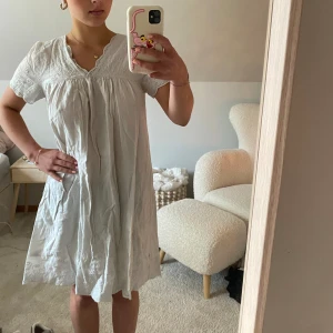 Beige ljus grå vit klänning med broderade detaljer - Beige ljus grå vit klänning med broderade detaljer