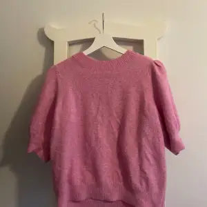 En super fin rosa tröja! Sann till storlek