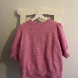 Söt rosa tröja  - En super fin rosa tröja! Sann till storlek