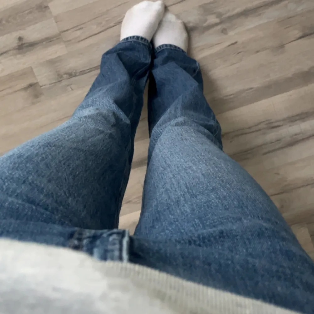 Säljer dessa fina jeans ifrån Gina tricot💕De är i fint skick, Jeansen är mid waisted och bootcut, de passar mig perfekt i längden som är 173cm lång💕. Jeans & Byxor.