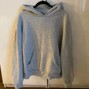Säljer denna gråa hoodien från Only! Säljer då jag har för många, den är i fint skick! Kontakta mig för fler bilder eller vid intresse❣️Priset kan diskuteras❣️