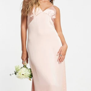 Balklänning - Söt balklänning i satin från Asos, nypris 1250kr. Oanvänd endast testad, säljer då jag hittat en annan klänning🫶 Skriv för egna bilder🩷