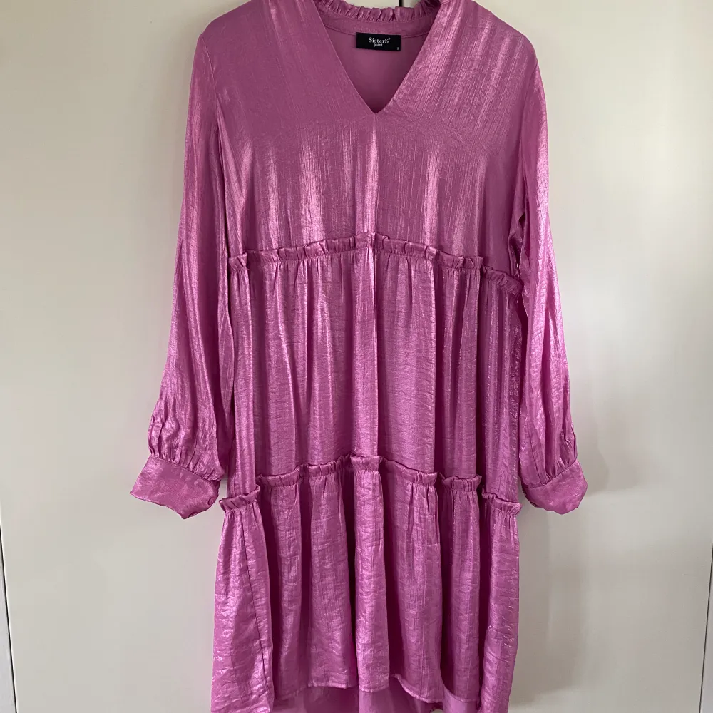 En somrig klänning från SisterS point i storlek S. Den är kall rosa/ lila. Den är endast använd en gång, därmed inga defekter. Köparen står för frakten, inga returer 🥰. Klänningar.