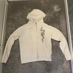 Trapper Rhinestone Hoodie - Madebytrappers zip hoodie (rhinestone) | Köpt för 799kr, Storlek M | Säljer billigt då den aldrig används, tveka inte på att höra av dig vid funderingar❕