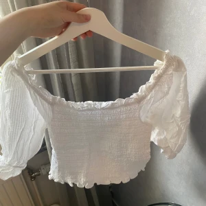 Blus  - Söt blus 🥰 knappt andvänd köpt förra sommaren 