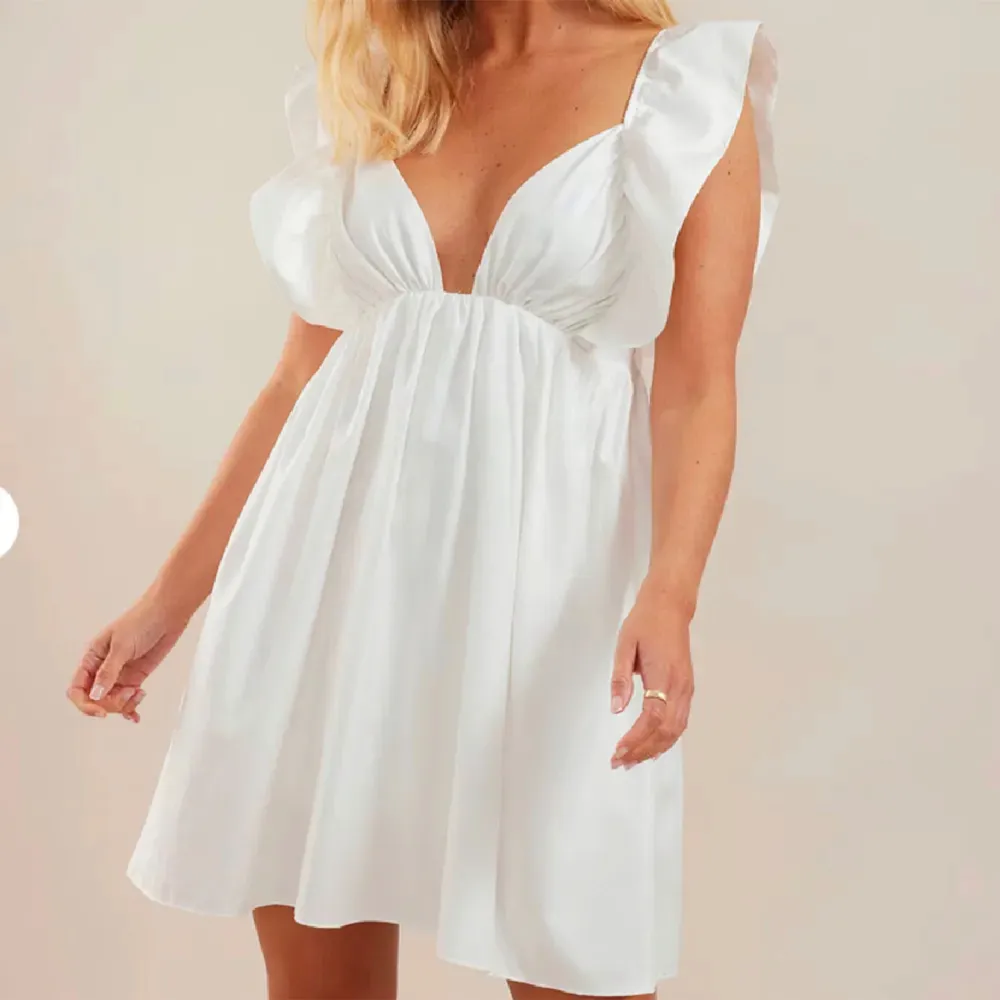 Säljer denna fantastiska klänningen från chiquelle!! köpt av en tjej här på plick & har aldrig används (lappen kvar)💕  Nypris: 799kr. Klänningar.