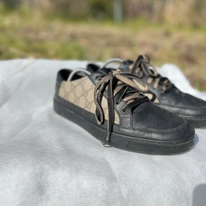 Gucci skor - Tja! Säljer nu dessa feta Gucci skor som är perfekta nu intill sommaren☀️skick:8/10 lite creasade men utöver det är dem väldigt fina | skriv gärna om ni har frågor!💛