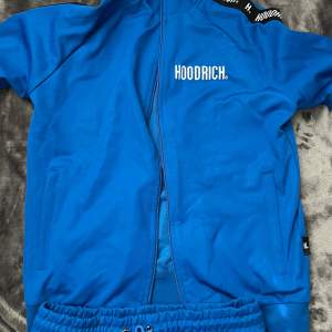 Säljer ett helt ny Hoodrich Dress i färgen blå, Stolrek S. 