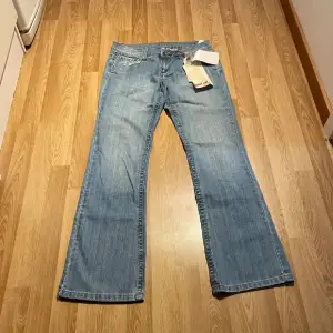 Säljer dessa supersnygga lågmidjade bootcut jeansen, helt nya med lappen kvar ❤️ midjemått rakt över: 38cm, innerbenslängd: 80cm 🫶