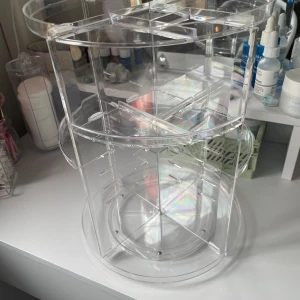 Roterande sminkförvaring  - Supersmidig roterande sminkförvaring 🤩 köptes för ca en månad sen men passade inte riktigt i mitt rum:) man bygger ihop den själv och kan välja var alla hyllor ska vara 