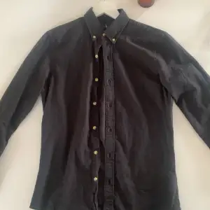 Säljer denna svarta Ralph Laoren skjorta då den börjar bli lite liten för mig. Skick 9/10. Pris 449kr