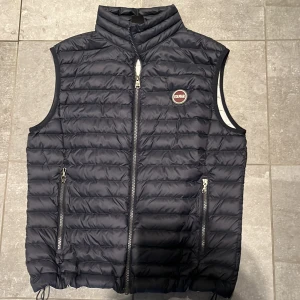 Colmar väst - Säljer nu min Colmar väst då den inte kommit till användning. Västen är använd ett fåtal gånger och är i nyskick. Storlek 48 och passar till någon som är ca 175-180 cm lång. 