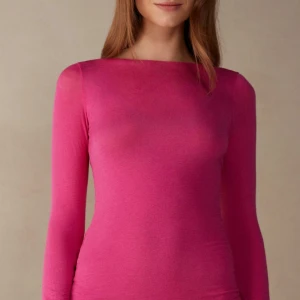 Intimissimi tröja - Säljer nu min intimissimi tröja då jag aldrig använder den. Skit snygg nu till sommaren och slutsåld. Storlek s passar xs  Finns i skara annars tillkommer frakt kostnader 