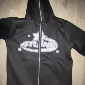 4tune kofta - Helt ny full zip up 4tune kofta M men passar S bra också priset kan diskuteras 