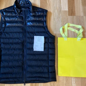 J.Lindeberg - Säljer nu denna J.Lindeberg väst storlek M men sitter som en S mycket liten i storleken. Köpt för en månad sedan kvitto finns 🙌🏼