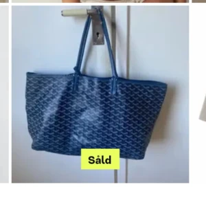Snygg stor väska  - Snygg väska som är stor så mycket får plats, rätt sliten då jag köpte den här på plick och den redan va sliten. Har behövt tejpa lite på banden men inget som försökt väskan🩷pris kan diskuteras 
