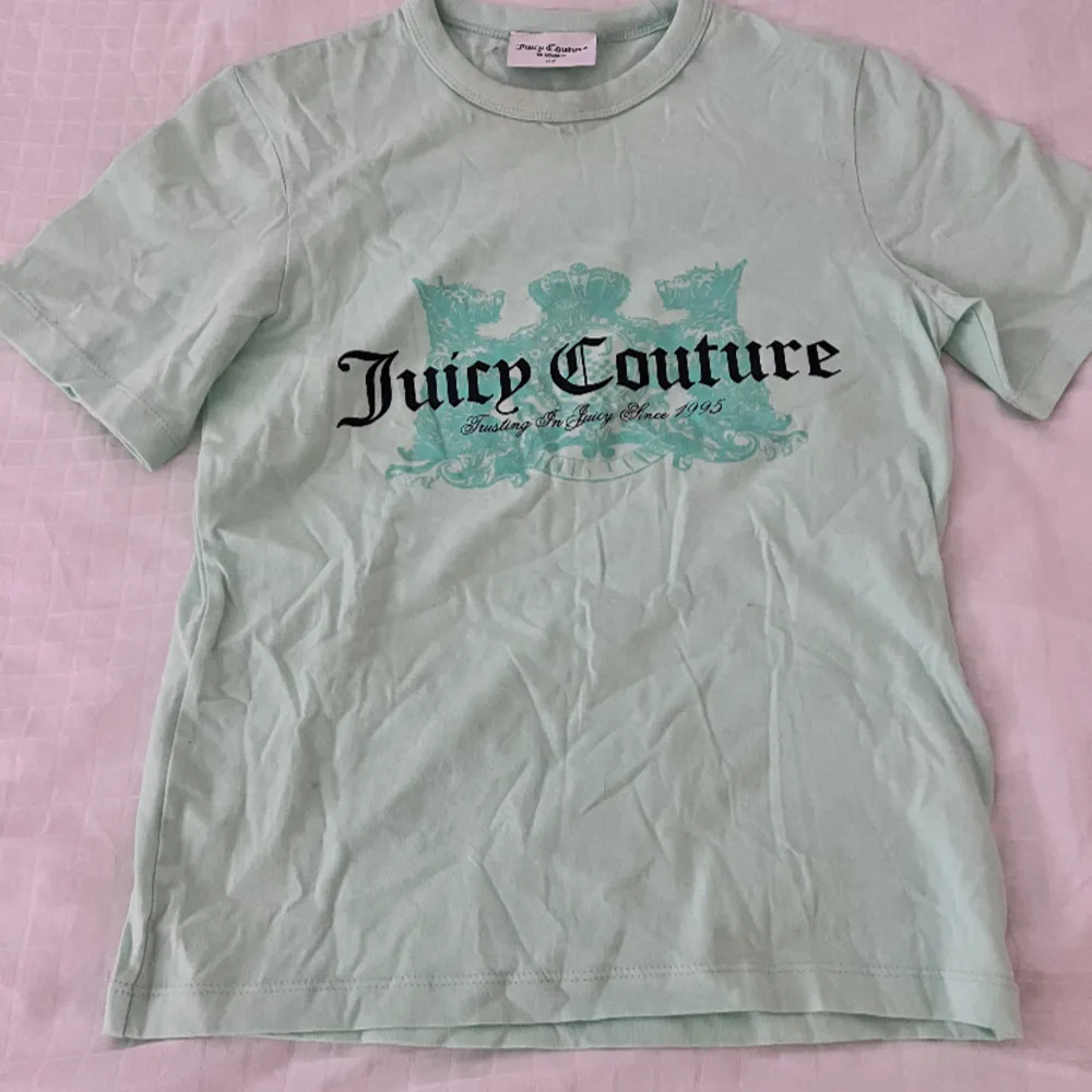 Säljer min juicycouture tröja då den inte kommer till användning längre . T-shirts.