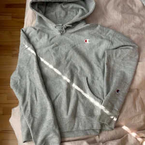 Grå champion hoodie - Grå champion hoodie storlek M men är en S skulle jag säga. Använd en gång så skicket är som en helt ny.
