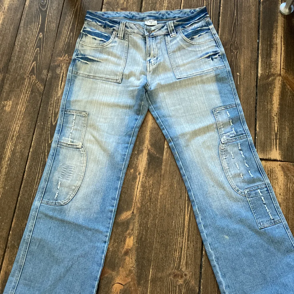 Så snygga lågmidjade bootcut jeans med coola fickor och detaljer! Fint söm och dem sitter så snyggt💝. Jeans & Byxor.