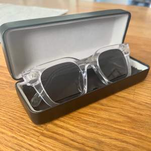 Helt nya ” AllCapOne ” solglasögon. Själv har jag aldrig använt dom då jag tycker att de är för tighta/smala för mig. Solglasögonen är identiska med chimi 04. Säljer dom för 300kr istället för orginal pris 499kr.