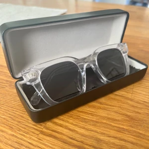 AllCapOne transparent grey shades - Helt nya ” AllCapOne ” solglasögon. Själv har jag aldrig använt dom då jag tycker att de är för tighta/smala för mig. Solglasögonen är identiska med chimi 04. Säljer dom för 300kr istället för orginal pris 499kr.
