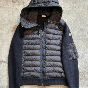 💫Moncler cardigan💫 - Säljer nu denna sjukt snygga Moncler cardiganen i storlek M passar även S. Sjukt fint skick inga skador alls. Den är i färgen navy blue. 2021 modell. Nypris 12.000kr Perfekt på sommarkvällar. Hör av er vid frågor eller funderingar. 💫🥂🍾