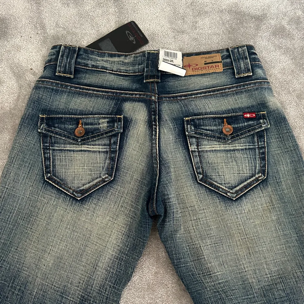 Lågmidjade vintage bootcut jeans från bigstar💖💖med lappar kvar! Strlk W28 L32 men d är små i storleken! Mått: midja rakt över: 36,5cm innerben: 80cm❤️‍🔥. Jeans & Byxor.