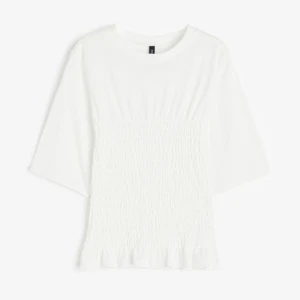 populär hm topp - TRYCK EJ PÅ KÖP NU! aldrig använd, prislapp kvar🥰 säljer för att den är lite för stor, stl M. kan eventuellt byta mot mindre storlek. 