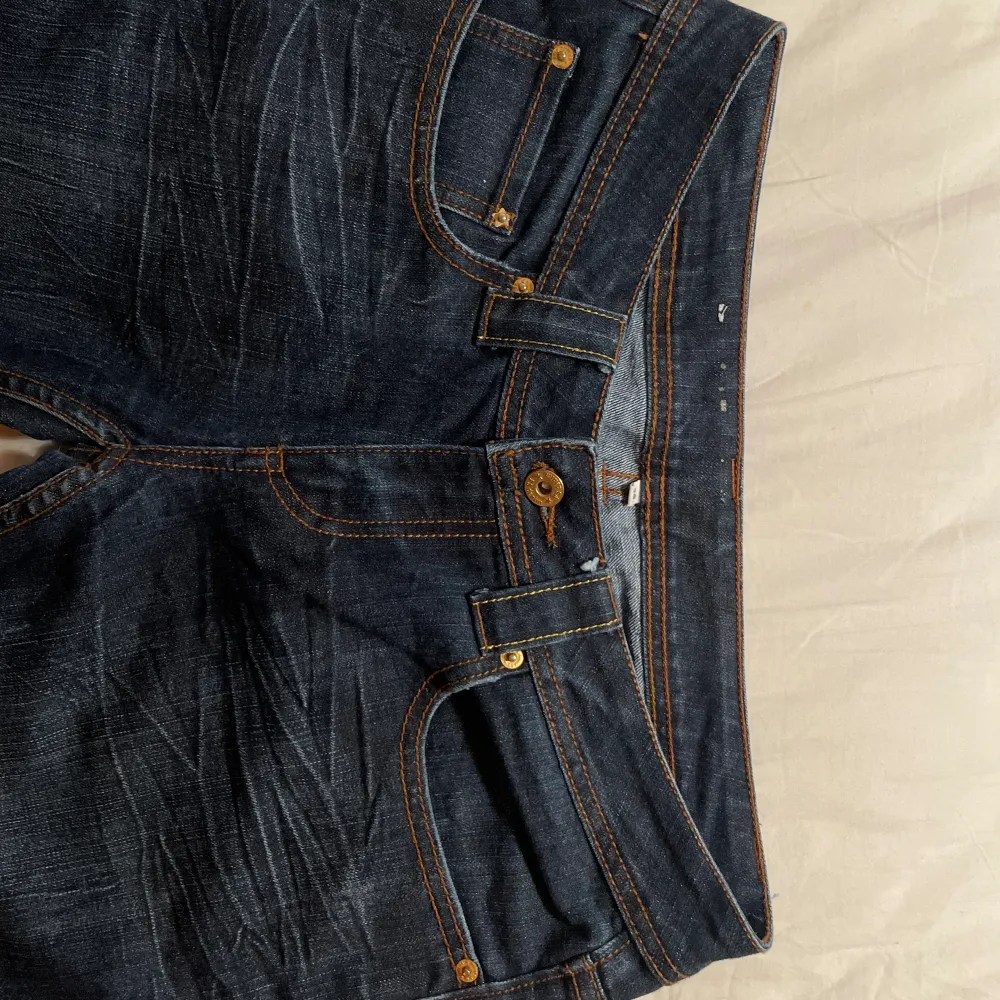 Vintage jeans med små stjärndetaljer! 🌟De har ingen strech och i storlek W29. Innerbenslängd: ca 82 cm, så rekommenderar för lite längre personer! Märket har flagnat av men var annonserade som Fishbone jeans. . Jeans & Byxor.