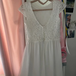 Klänning  - Vit klänning strl 34. Perfekt till student eller konfirmation. Använd endast 1 gång så i väldigt fint skick💗