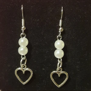 Örhängen  - Örhänget är nickelfritt  Handgjort från eget smyckesföretag 