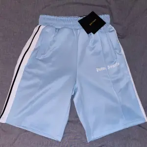 Säljer ett par skitsnygga Palm Angels shorts som passar perfekt till sommaren. De har inte använts på grund av storlek. Skick 10/10. M passar också L och har en ”längre” benlängd. Skriv jätte gärna vid frågor. 