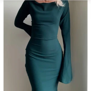 Klänning - Säljer min fina klänning som jag hade förra balen🩷 Använd en gång och precis som ny🩷 Nypris 949