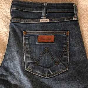 Skit coola Wrangler jeans med snygga bakfickor. Lågmidjade men säljer eftersom de var lite stora. Jättebra skick, ser nya ut.