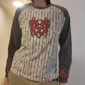 Y2K retro tröja med tryck - Inköpt mellan år 2000-2010. Sjukt häftig y2k långärmad tröja med retro tribal tryck. Väldigt mjuk och skön i bomull. Passar både tjejer och killar! ☺️ Svarar på alla frågor.