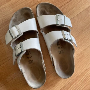 Birkenstock - Tofflor i använt skick, men ser fortfarande hyfsat fräscha ut! 