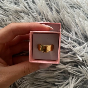 Olympia Ring - Jättefin justerbar ring i rostfritt stål. Ringen har aldrig blivit använd 🩷 Nypris 90kr