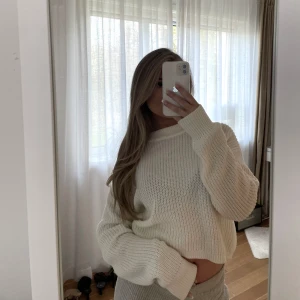 Vit stickad tröja  - Vit lite cropped stickad tröja från gina tricot💗nyskick 