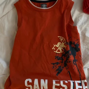 Baby tee - Säljer denna topp i barnstorlek 122, men passar XS-S (dam). 