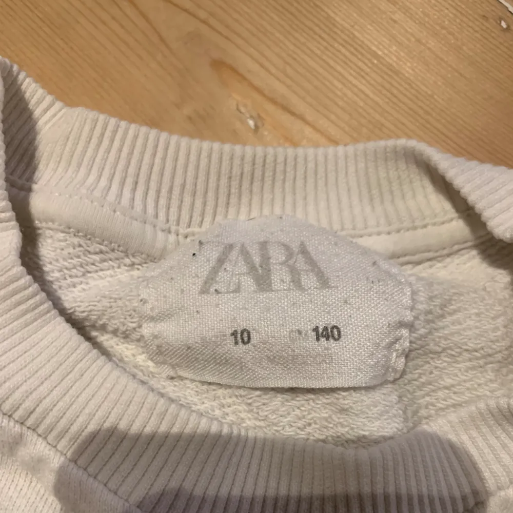 Säljer en fin Zara tröja, den är i storlek 140. Nyskick inte använd så mycket. Köparen står för frakten. 💛. Tröjor & Koftor.
