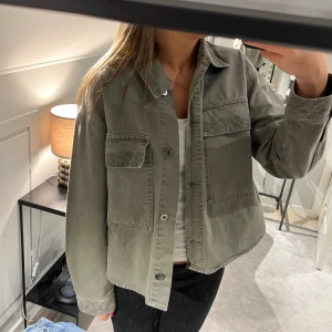 Jeansjacka - Superfin grön jeansjacka, knappt använd❤️