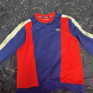 Lacoste Sweatshirt - Unik Lacoste sweatshirt i storlek S kan nog passa XS också men mer åt S hållet Skick är 10/10 förutom en väldigr liten och knappt märkbar skada som går att fixa, bild skickas efter förfrågan, Priset kan diskuteras