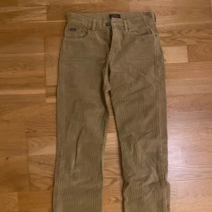 Manchester jeans - Fina manchester jeans från polo ralph lauren som tyvärr inte passar mig längre. Priset går att diskuteras✨