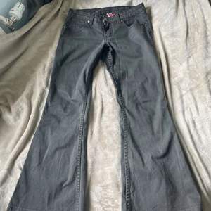 Lågmidjade utsvängda gråa jeans. Inga defekter, säljer då de inte kommer till användning. Midjemått: ca 39 cm Innerbenslängd: ca 73 cm Midjehöjd/gren: ca 19 cm Jag är 163 cm för referens 💕