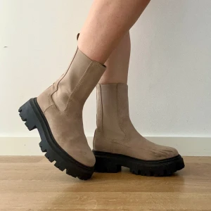 Skor från H&M - Bruna skor från H&M. Inköpta förra året, och använda 2-3 gånger. Storlek 37. 