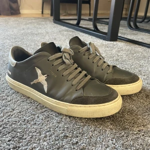 Axel arigato skor str 43 - Tjena! Säljer bort några AA skor som inte används.   Storlek 43  Skick 7/10 skulle jag säga 