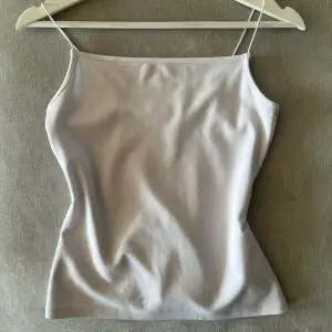 Säljer detta vita linne från NA-KD. •Nästintill oanvänd. (Använd 1-2ggr) •Stretchigt material •Storlek XS  •Nypris 199 kr, mitt pris 97 kr