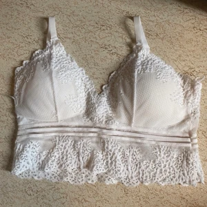 Bh - En bh i storlek S, knappt använd, så i fint skick. Lappar bortklippta 