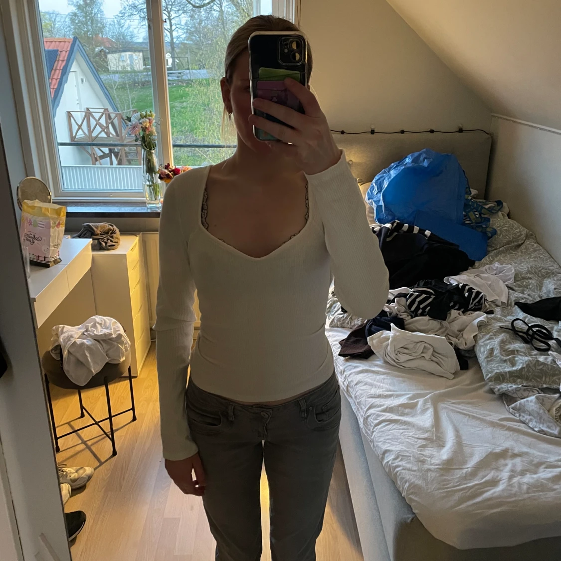 Ribbad tröja med urringning 